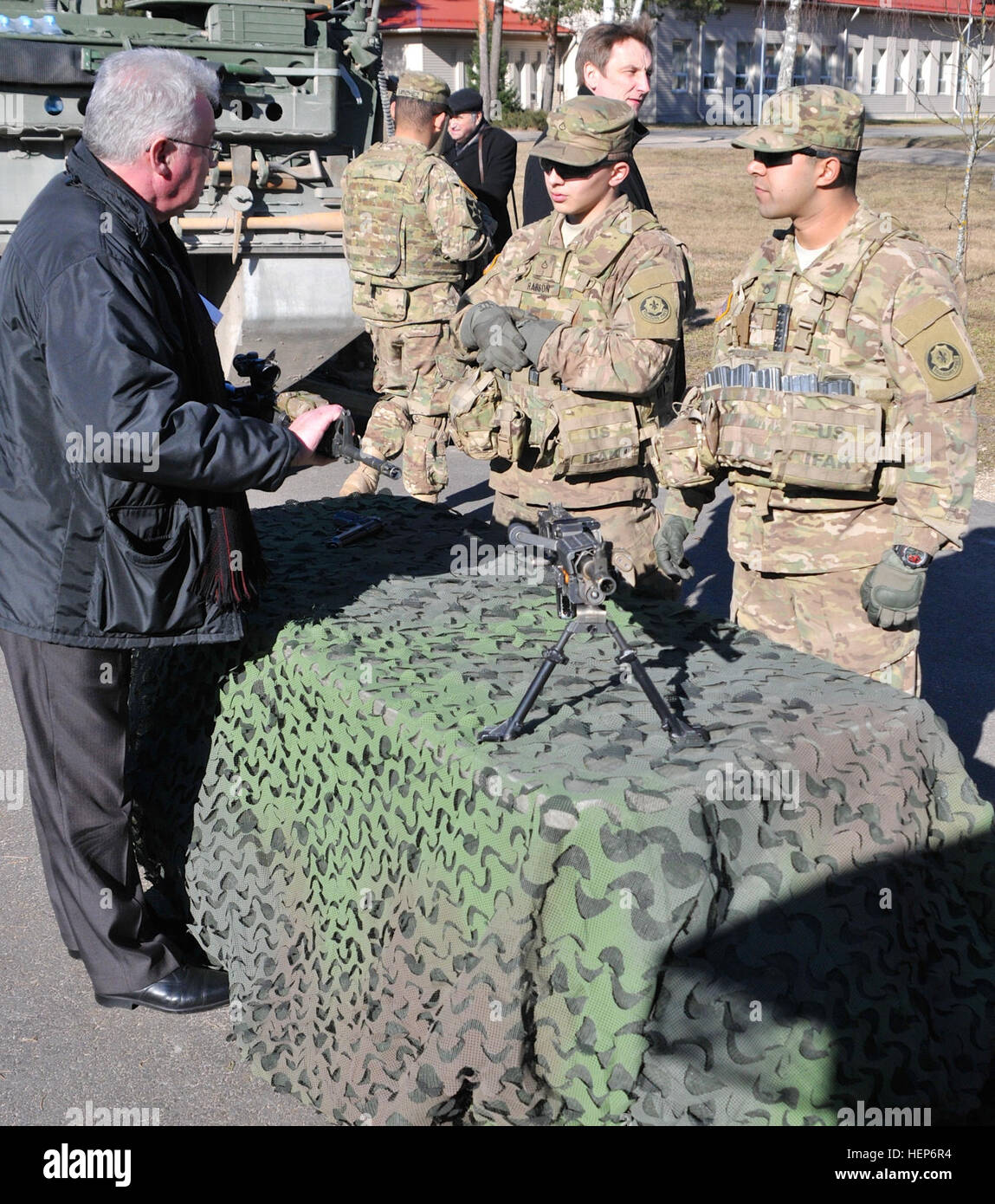 PFC. Alexander, rau und Pfc. Fortino Licea indirektes Feuer Infanteristen von Headquarters und Headquarters Troop, 3. Staffel, 2. Kavallerie-Regiment erklären, den Betrieb und die Merkmale der M9 Pistole, Maschinengewehr M240B und M4-Sturmgewehr zu einheimischen Letten auf Militärbasis Adazi, Lettland am 13. März 2015. Service-Mitglieder erklärt die Bedienung und Funktionen von mehreren Fahrzeugen und Waffensystemen im Bemühen um gesellschaftliches Engagement zu fördern. Anzeigen wie diese dienen als wichtige Chancen für die USA zur Verbesserung der Beziehungen zwischen den Alliierten Nationen in Betrieb Stockfoto