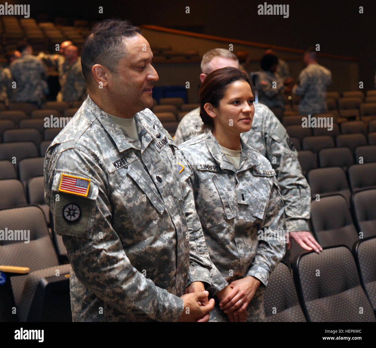 Oberstleutnant Andreas J. McGhee, ein Armee-Reserve-Chancengleichheit-Programm-Manager, 84. Training Command, Fort Knox, Kentucky und seine Tochter, 1st Lt. Andria Kimberly, eine Armee Reservist mit dem 801st Combat Support Hospital, Indianapolis. warten Sie, bis man den Befehl Offiziere gratulieren, der nach seiner Zeremonie am Waybur Theater in Fort Knox 14. März 2015 im Ruhestand. (Foto von Sgt. 1. Klasse Clinton Holz, 84. Training Befehl Public Affairs) Krankenschwester weiter Familientradition 150314-A-HX393-040 Stockfoto