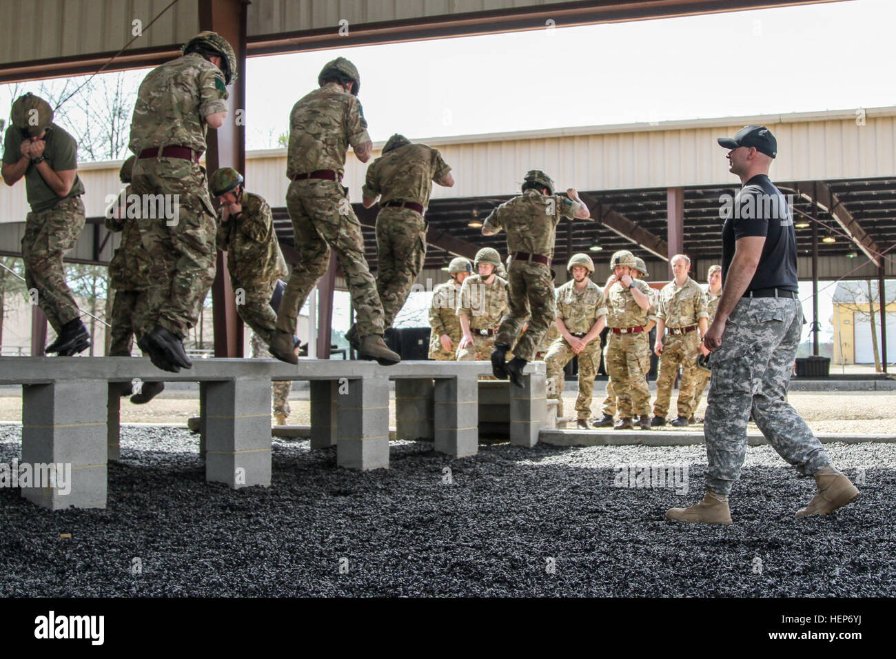 Fallschirmjäger, 2nd Brigade Combat Team, 82nd Airborne Division und der britischen 16. Air Assault Brigade zugewiesen führen Luftlandeausbildung an der Advanced Airborne School in Fort Bragg, North Carolina, 16. März 2015. Die 2. BCT führt eine kombinierte gemeinsame operative Zugang Übung mit der britische Kampfgruppe im April. Die Übung stellt einen wichtigen Meilenstein in der Division Interoperabilität Programm erstelle ich letztlich die Fähigkeit, nahtlose Integration eine U.K-Brigade in der Division, so dass die beiden Einheiten schnell bedienbar und effektiv an der Veranstaltung waren sie als bereitstellen Stockfoto