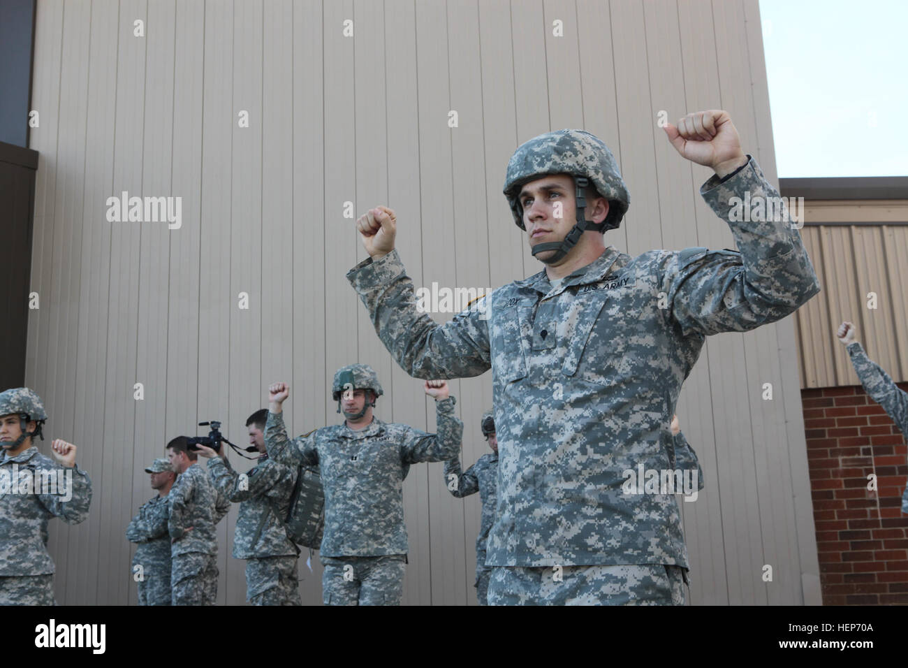 US-Armeesoldaten Vorform nachhaltig Luftlandeausbildung bei Dobbins Air Reserve Base, Georgia, 16. März 2015. Betrieb "Skyfall" ist eine gemeinsame, multilaterale Bekämpfung Kamera Gegenstand Expertenaustausch, veranstaltet von der 982nd Combat Camera Company, an mehreren Standorten in Georgien stattfindet. Betrieb "Skyfall" ist eine Veranstaltung, die konzentriert sich auf die Interoperabilität der Bekämpfung Kamera training und Erfassung Luftlandeoperationen mit drei Partnernationen und Multi-service-Einheiten. (US Armee-Foto von Pfc. Jessica Hurst/freigegeben) Betrieb "Skyfall" 2015 150316-A-AT882-449 Stockfoto