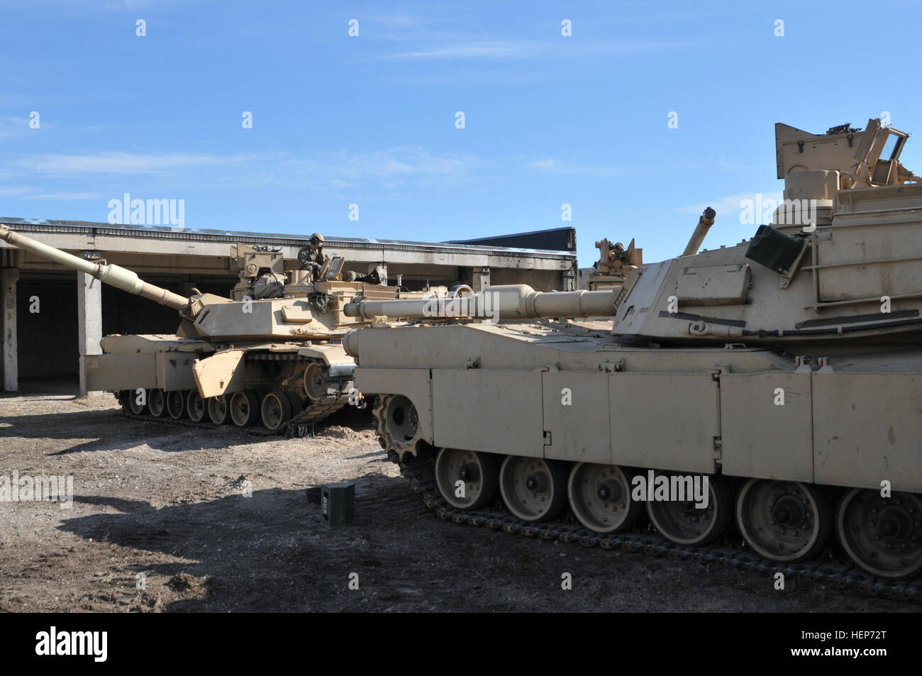 Soldaten des 2. Bataillon, 7. Infanterie-Regiment, 1st Armored Brigade Combat Team aus Fort Stewart, Georgia, 3d Infanterie-Division bereitete ihre Ausrüstung bei der Ankunft am Adazi Militärbasis, Lettland, am 17. März 2015. Das Gerät wurde im gesamten Ostseeraum zur Unterstützung der Operation Atlantic zu beheben bereitgestellt und für die 3. Staffel, 2. Kavallerie-Regiment übernehmen wird. 1. Brigade, 3. Infanterie-Division ist der US-Armee aktuelle regional ausgerichtete Kraft für Europa. Sie verbringen die nächsten drei Monate training mit NATO-Verbündeten zur Unterstützung der Ruder. (US Armee-Foto von Sgt. Aaron Stockfoto