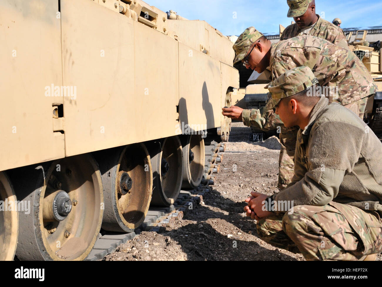 Soldaten des 2. Bataillon, 7. Infanterie-Regiment, 1st Armored Brigade Combat Team aus Fort Stewart, Georgia, 3d Infanterie-Division bereitete ihre Ausrüstung bei der Ankunft am Adazi Militärbasis, Lettland, am 17. März 2015. Das Gerät wurde im gesamten Ostseeraum zur Unterstützung der Operation Atlantic zu beheben bereitgestellt und für die 3. Staffel, 2. Kavallerie-Regiment übernehmen wird. 1. Brigade, 3. Infanterie-Division ist der US-Armee aktuelle regional ausgerichtete Kraft für Europa. Sie verbringen die nächsten drei Monate training mit NATO-Verbündeten zur Unterstützung der Ruder. (US Armee-Foto von Sgt. Aaro Stockfoto