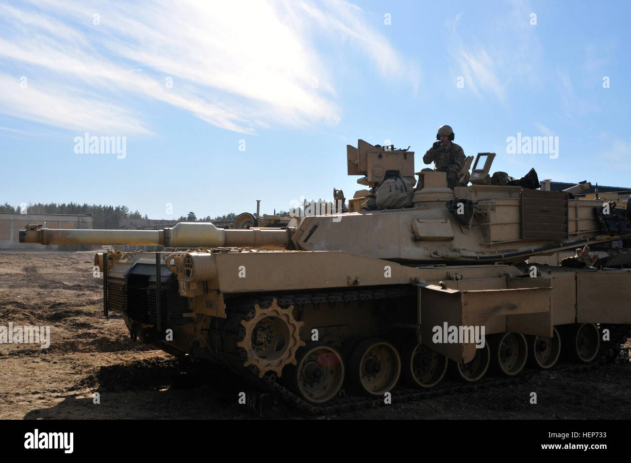 Soldaten des 2. Bataillon, 7. Infanterie-Regiment, 1st Armored Brigade Combat Team aus Fort Stewart, Georgia, 3d Infanterie-Division bereitete ihre Ausrüstung bei der Ankunft am Adazi Militärbasis, Lettland, am 17. März 2015. Das Gerät wurde im gesamten Ostseeraum zur Unterstützung der Operation Atlantic zu beheben bereitgestellt und für die 3. Staffel, 2. Kavallerie-Regiment übernehmen wird. 1. Brigade, 3. Infanterie-Division ist der US-Armee aktuelle regional ausgerichtete Kraft für Europa. Sie verbringen die nächsten drei Monate training mit NATO-Verbündeten zur Unterstützung der Ruder. (US Armee-Foto von Sgt. Aaro Stockfoto