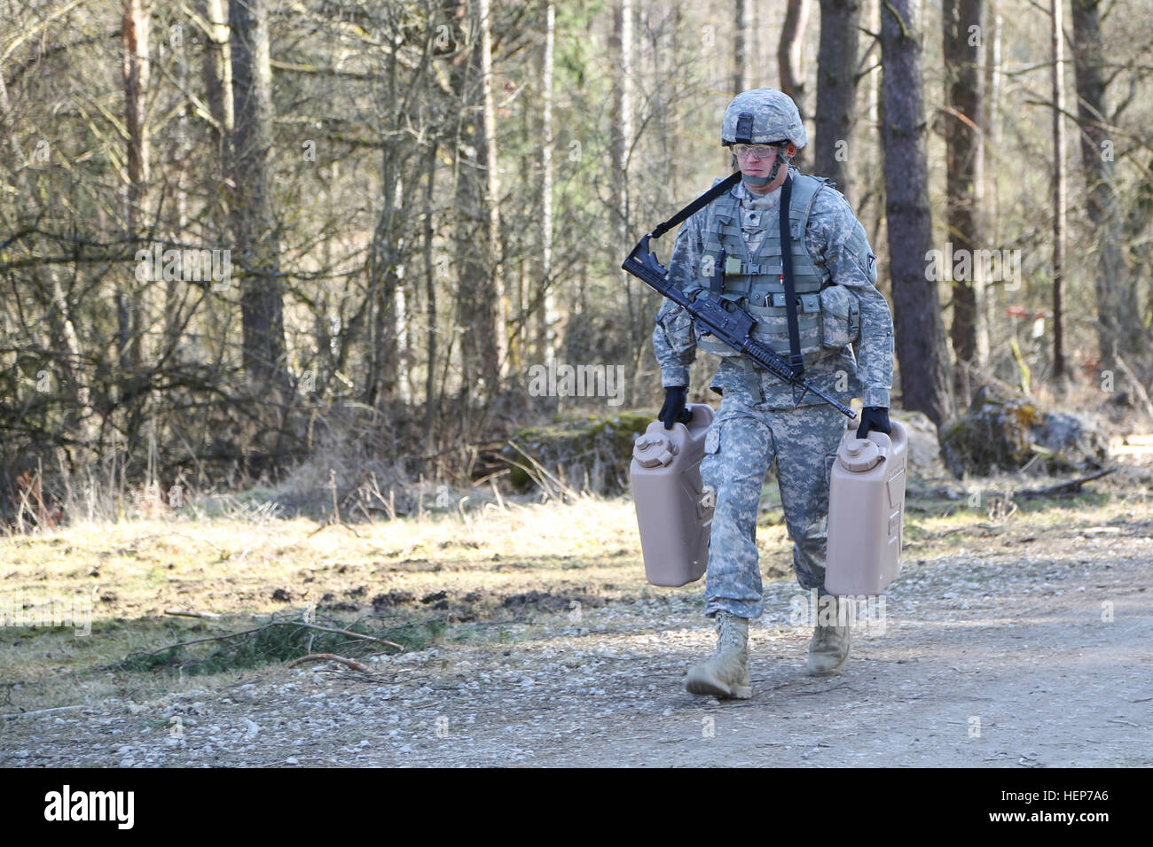 US Army Spc. John Cress Viper Team trägt Joint Multinational Readiness Center (JMRC) (Betriebsgruppe) Wasser Krüge während der Durchführung einer Stress-Shooting Übung während der JMRC besten Krieger Wettbewerb JMRC in Hohenfels, Deutschland, 18. März 2015. Unteroffiziere und unteren eingetragene Soldaten nahmen an dem dreitägigen Wettbewerb während, den ihre Fähigkeiten in verschiedenen Bereichen, einschließlich der körperlichen Fitness, Land Navigation, Treffsicherheit und militärischen Kenntnisse getestet wurden. Die leistungsstärksten Unteroffizier und niedriger Soldat wird benannt JMRC verkauften Stockfoto