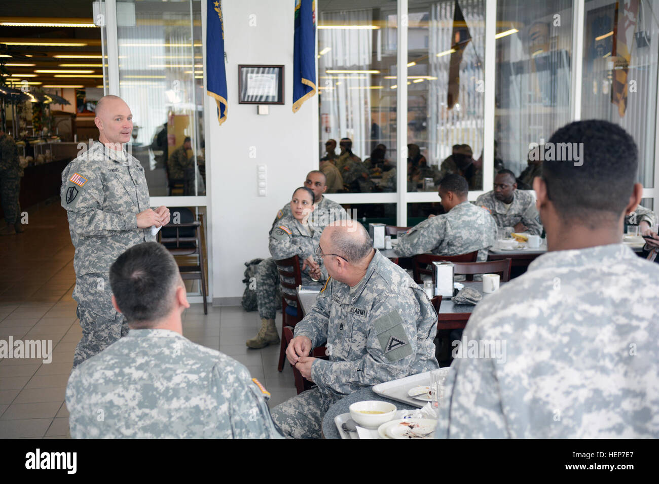 Sgt. Major Ricardo Samudio, US Army Europa G6-Sergeant-Major, Adressen signal Soldaten aus den Joint Multinational Readiness Center 18. März 2015 in den Speisesaal Anlage in Hohenfels, Deutschland. "Was tun, Tag für Tag können Sie den Rest der Armee, um seine Mission zu erfüllen. Bitte weiß, was du tust ist unglaublich wichtig, und wir sind sehr dankbar für sie", sagte Samudio die Soldaten. (Foto: U.S. Army William B. King, 5th Signal Command Public Affairs/freigegeben) USAREUR G6 Schulungsstandorte JMTC Training besucht, trifft sich mit Signal Soldaten 150318-A-AL053-897 Stockfoto