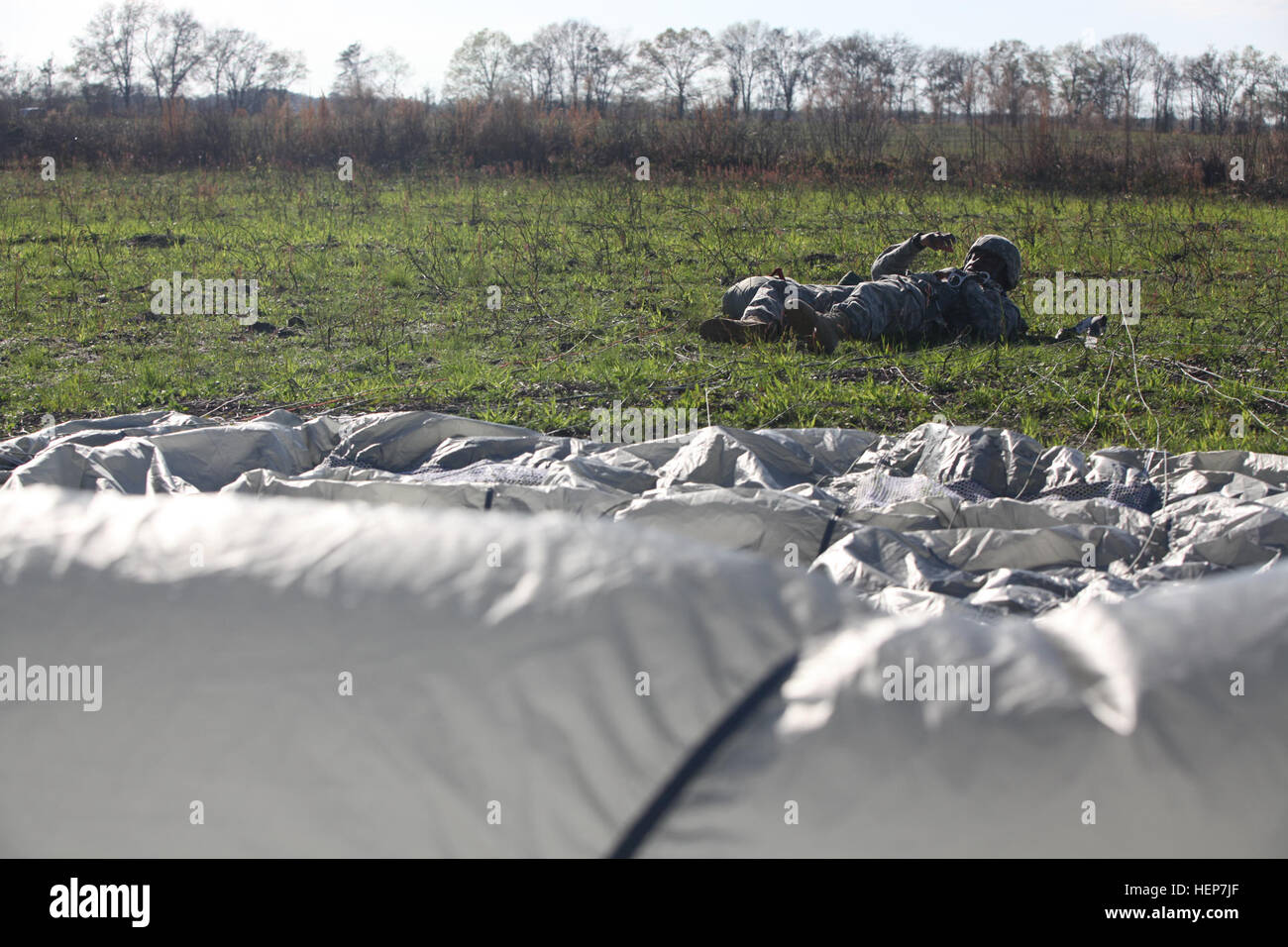 US-Armee Spc. Purnell Häfen, Fallschirmjäger, 982nd Combat Camera Company, führt eine erfolgreiche Landung im Plantation Airpark, Sylvania, Ga., für Luftlandeoperationen 20. März 2015. Betrieb "Skyfall" ist eine gemeinsame multilaterale Bekämpfung Kamera Gegenstand Expertenaustausch, veranstaltet von 982nd Combat Camera Company, die an mehreren Standorten in Georgien stattfindet. Betrieb "Skyfall" ist eine Veranstaltung, die konzentriert sich auf die Interoperabilität der Bekämpfung Kamera training und Erfassung Luftlandeoperationen mit drei Partnernationen und Multi-service-Einheiten. (US Armee-Foto von Pfc. Jessica Hurst / veröffentlicht) Betrieb Skyfa Stockfoto