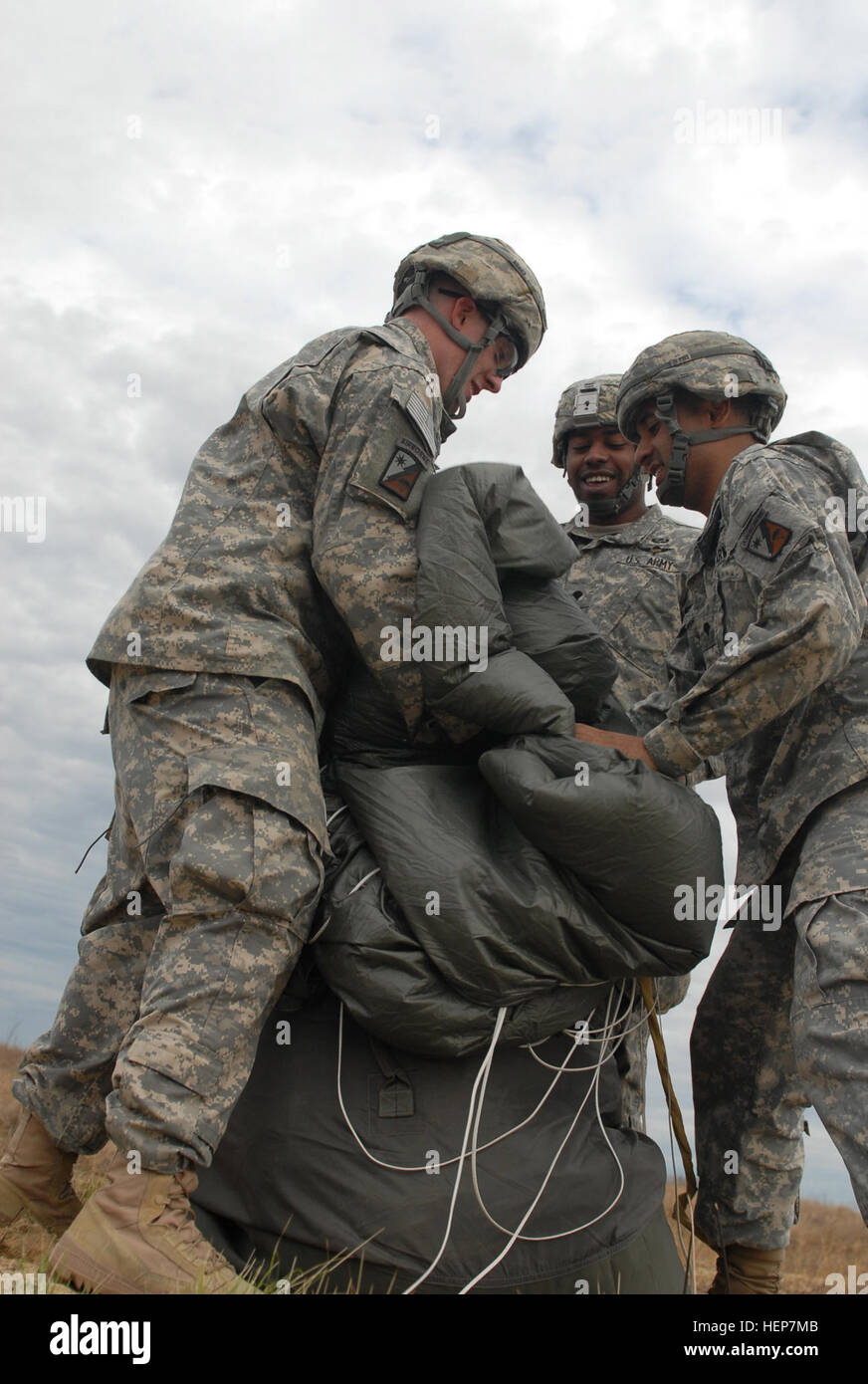 Sgt. Jesse Norris (links), Spc. Cortez Wamble (Mitte) und Spc. Yosuelt Ramos (rechts), Fallschirm Rigger mit der 82nd Sustainment Brigade 11. Quartermaster Company, Wiederherstellen einer JPADS (Joint Precision Airdrop System) während einer Übung in Fort Bragg, NC, März 20. Die 82. Sustainment Brigade Soldaten erfolgreich gelöscht und wieder vier Systeme, jeweils mit 2.000 Pfund Futter, Wasser und simulierten Munition geladen. (Foto von Staff Sgt Adam C. Keith, 82. Sustainment Brigade) Rigger trainieren Sie mit "intelligenten" Fallschirme 150320-A-LU698-770 Stockfoto