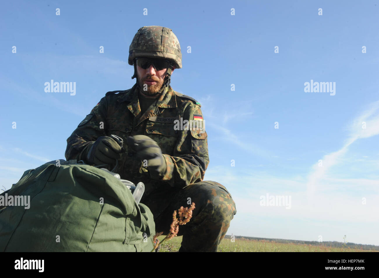 Deutsche Armee Master Sgt. Willi Derhson, der Luftlandebrigade 26, schließt seine Flieger Seesack während Luftlandeoperationen im Plantation Airpark, Sylvania, Ga., 20. März 2015. Betrieb "Skyfall" ist eine gemeinsame, multilaterale Bekämpfung Kamera Luft Gegenstand Expertenaustausch, veranstaltet von der 982nd Combat Camera Company, an mehreren Standorten in Georgien stattfindet. Betrieb "Skyfall" ist eine Veranstaltung, die konzentriert sich auf die Interoperabilität der Bekämpfung Kamera training und Erfassung Luftlandeoperationen mit drei Partnernationen und Multi-service-Einheiten. (Foto: U.S. Army Pfc. Glenaj Washington / veröffentlicht) Stockfoto