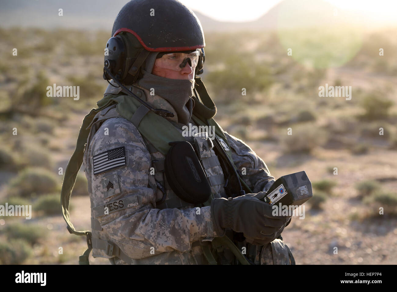 Ein Soldat der US Armee von Bravo Batterie, 3. Bataillon, 13. Feldartillerie-Regiment, 2nd Brigade Combat Team, 1st Infantry Division betreibt eine Fernbedienung während der entscheidenden Aktion Rotation 15-06 im National Training Center hier, 21. März 2015. Entscheidende /Regional ausgerichtet Aktionskraft Rotationen bei den NTC sicherzustellen, dass Mobilization vielseitig, reaktionsschnell und konsequent für den aktuellen Kampf und unvorhergesehene zukünftige Eventualitäten verfügbar bleiben. (US Armee-Foto von Spc. Tammy Nooner/freigegeben) Entschlossenes Handeln 15-06-150321-A-TZ640-010 Stockfoto