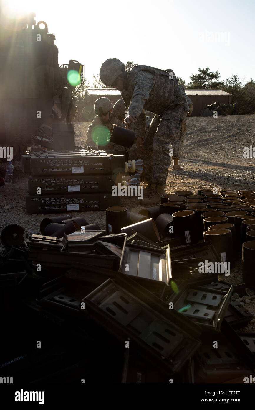 US-Soldaten, 1. Bataillon, 25. Infanterie-Division, 27. Infanterie-Regiment, 2nd Stryker Brigade Combat Team zugewiesen bereiten 120mm Mörsergranaten für ein Feuer-Mission aus einem M1129 Stryker Mörtel Träger Rodriguez Live-Feuer-Komplex, in der Nähe von der DMZ, Republik Korea, 22. März 2015 gestartet werden. Das Training wurde während gemeinsame Übung Fohlen Adler 2015 zwischen den USA und die Armeen der Republik von Korea (ROK) durchgeführt. (US Armee-Foto von Spc. Steven Hitchcock/freigegeben) Fohlen Sie Adler 2015 150322-A-SE706-028 Stockfoto