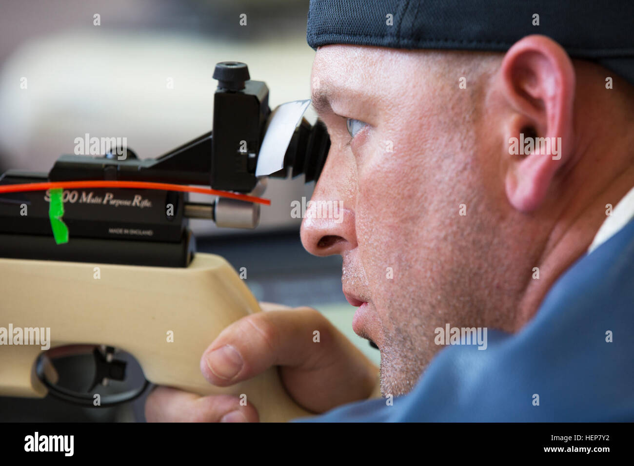 US Army Veteran Sgt. 1. Klasse Kevin Holland, Dallas, Texas, während des Trainings für die Dreharbeiten Veranstaltung bei den 2015 Armee Trials in Mailand Turnhalle in Fort Bliss, Texas, 23. März 2015 Feuer bereitet. Etwa 100 verwundet, sind kranke oder verletzte Soldaten und Veteranen im Fort Bliss zu trainieren und konkurrieren in einer Reihe von sportlichen Wettkämpfe unter anderem Bogenschießen, Radfahren, schießen, sitzen Volleyball, Schwimmen, Leichtathletik und Rollstuhl-Basketball. Armee-Trials-Wettkämpfe, März 29-April 2, ist von der Armee Krieger Transition Command durchgeführt und moderiert von Fort Bliss. Armee-Studien ermitteln Stockfoto