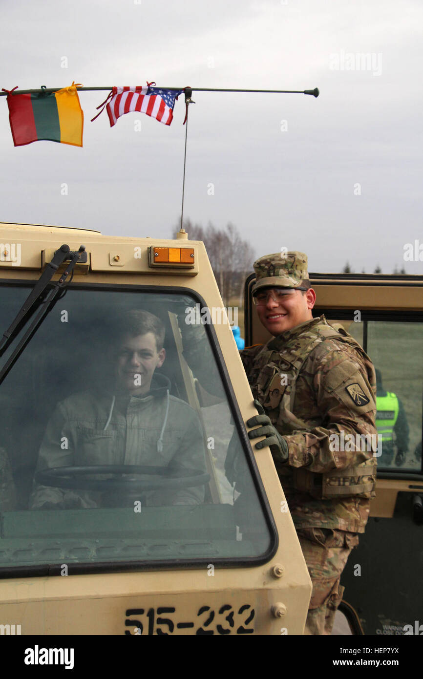 Der 2. Kavallerie-Regiment 2. Zug, Eisen Truppen- und Konvoi-Support-Team Display US Armee Stryker gepanzerte Fahrzeuge und Durchhaltefähigkeit Ausrüstung am 23. März in Pasvalys, Litauen, die Gemeinschaft erfahren Sie mehr über die Partnerschaft mit litauischen Streitkräfte während Dragoon Fahrt einladen. Der 16. Sustainment Brigade unterstützt 2. Kavallerie-Regiment durch Kraftstoff, Futter und Wasser und Fracht Übertragung während Dragoon Fahrt, eine Straße-Marsch, umfasst mehr als 1.100 Meilen und fünf internationale Grenzen überschreitet. Diese Mission Gerät Wartung und Führung Funktionen ausübt und zeigt die f Stockfoto