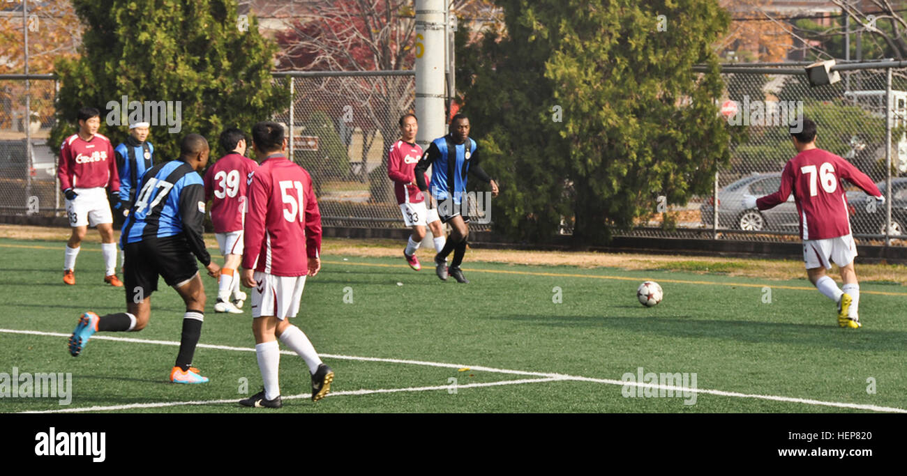 Spieler von The Association of USA Armee Koreanisch Chapter (links) und (rechts) Fußballmannschaften Chungju Stadt Händedruck Respekt zueinander vor Beginn des Spiels auf der Seoul American High School Football-Feld, am 16. November. Chungju Stadt-Fußball-Team besucht USAG Yongsan als guter Nachbar-Kultur und Sport-Austausch-Programm Teil. (Foto: U.S. Army CPL. Jung Jihoon, USAG Yongsan Public Affairs Office) Chungju Stadt verprügelt AUSA in freundlichen %%% E2 %%% 80 %%% 98good Nachbar %%% E2 %%% 80 %%% 99 Showdown 131116-A-PA123-002 Stockfoto