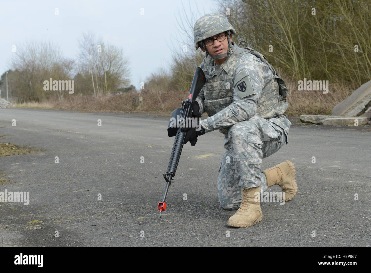 US Armee Sgt. Daniel Tufele Supreme Headquarters Allied macht in Europa, Benelux Finanzierungsgesellschaft zugewiesen, kniet in einer defensiven Position, sein Team während der Kader Übung (STX) bei der Allianz Training Bereich (ATA), in Chièvres Air Base, Belgien, 24. März 2015 zu schützen. (US Armee-Foto von visuellen Informationen Spezialist Pascal Demeuldre veröffentlicht)  Schwerpunkt der Ausbildung war erneut durchzusetzen Krieger Aufgaben und Schlacht Bohrer (WTBD) zu gehören nuklearen, biologischen und chemischen (ABC), Kader Bewegung Techniken, Fahrzeugsuche, reagieren auf einen Sprengsatz, und ein 9-Line MEDEVAC durchzuführen. AFNORTH BN Futtertrog Stockfoto