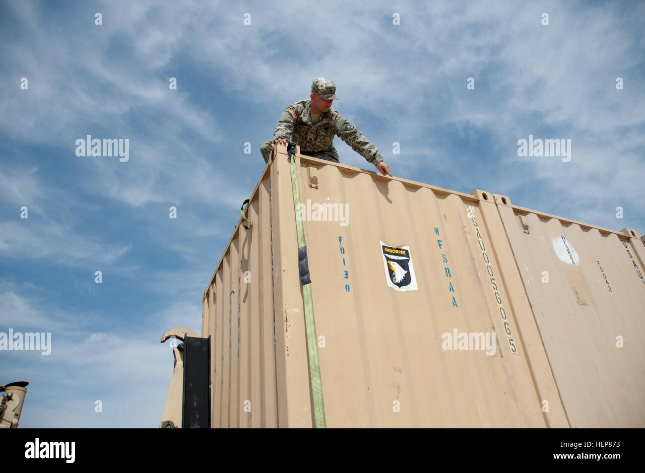 SPC. Adam Davis, ein motor Transport Operator mit 74. Composite Transportation Company, 129. bekämpfen Sustainment Support Battalion, 101. Sustainment Brigade 101st Airborne Division, hilft einen Container für den Transport zu sichern, die 24 März in Fort Campbell, Kentucky Soldaten von der 74. CTC eine entscheidende Rolle bei der Rückkehr der Ausrüstung aus einer Bereitstellung in Afrika vorzubereiten für Reset gespielt. (Foto: US-Armee Sgt. Leejay Lockhart, 101. Sustainment Brigade Public Affairs) Von Langstrecke 150324-A-LS265-087 zurücksetzen Stockfoto