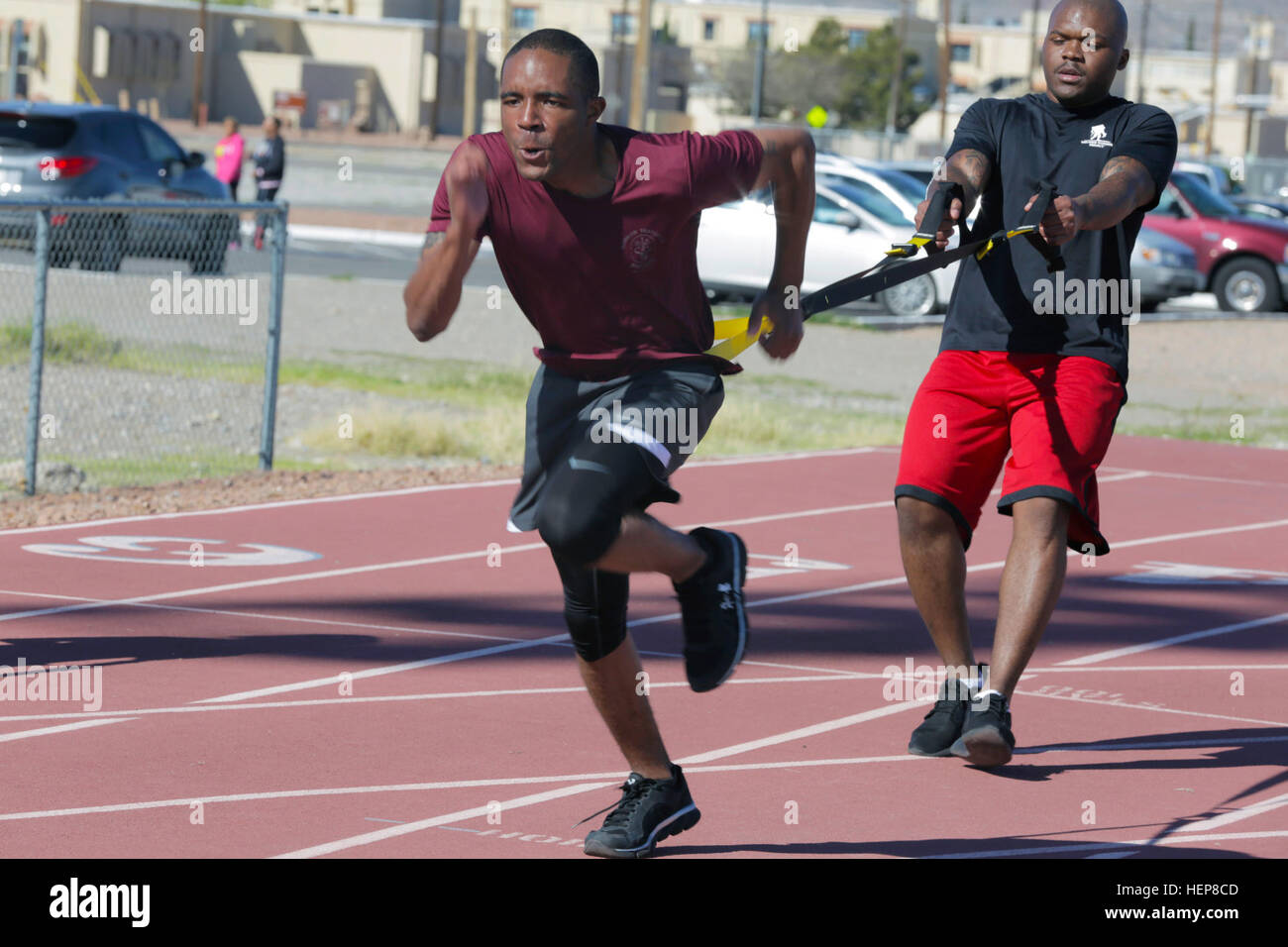 Spc. Joseph Coe, Deutschland, US Army National Guard Sgt. Craig Netter und Fort Hood, Texas, gibt es eine Buddy-Übung im Track Training für 2015 Armee Studien in Fort Bliss, Texas, 26. März 2015. Ca. 80 verwundet, sind Kranken und verletzten Soldaten und Veteranen in Fort Bliss zu trainieren und konkurrieren in einer Reihe von sportlichen Wettkämpfe wie Bogenschießen, Radfahren, schießen, sitzen, Rollstuhl-Basketball, Volleyball, Schwimmen und Leichtathletik. Armee Studien, ist März 29-April 2, von der Armee Krieger Transition Command durchgeführt und moderiert von Fort Bliss. Armee-Studien ermitteln wh Stockfoto