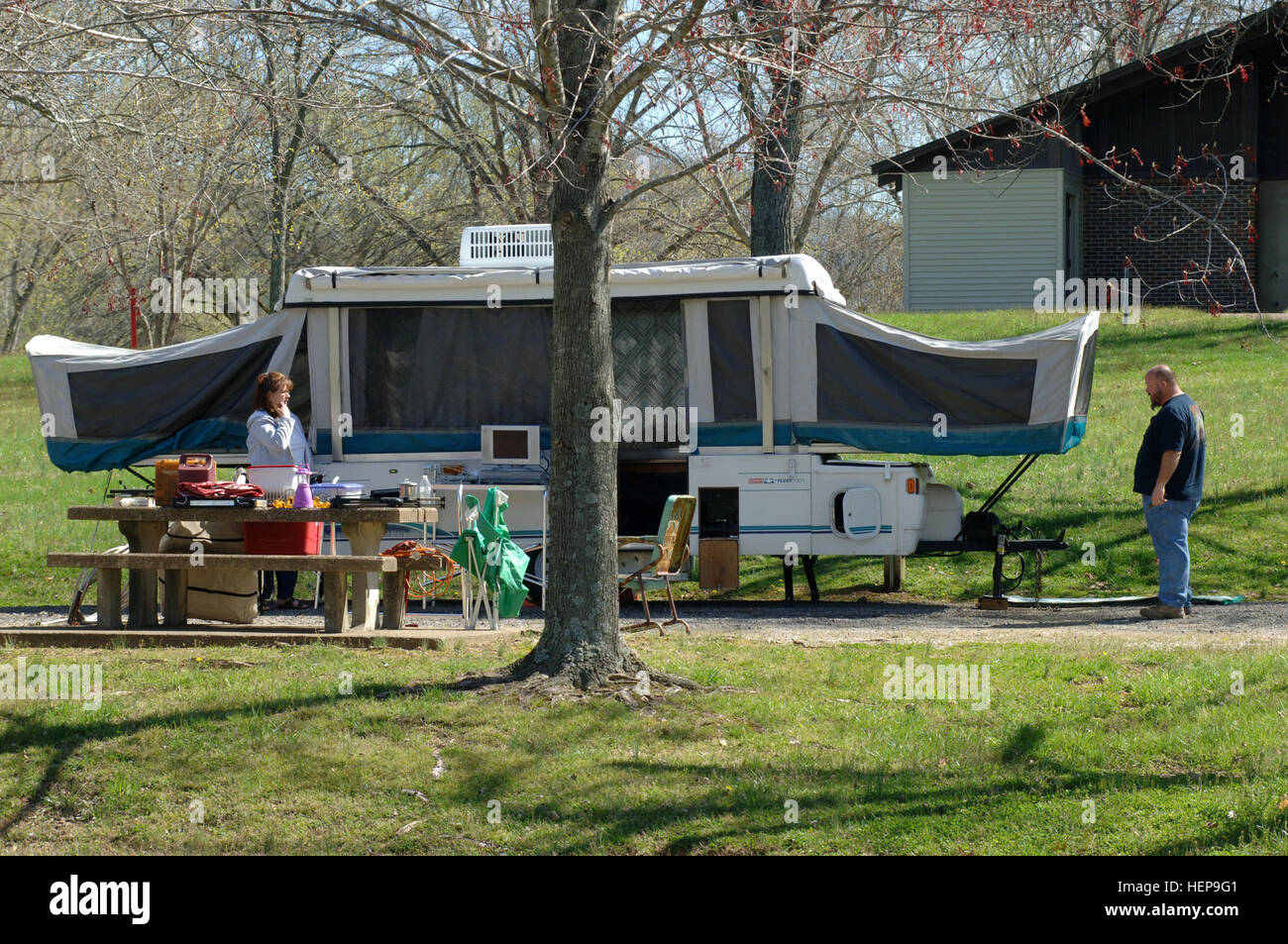 Ein paar Sätze auf ihrem Campingplatz 1. April 2015, an besiegt Creek Campground in besiegt, Tennessee Alle 25 der US-Armee-Korps der Ingenieure Nashville Bezirk Campingplätze werden bis Mai 2015 geöffnet. (USACE Foto von Leon Roberts) Urlauber in den Cumberland River Basin 150401-A-EO110-003 Campen eingeladen Stockfoto