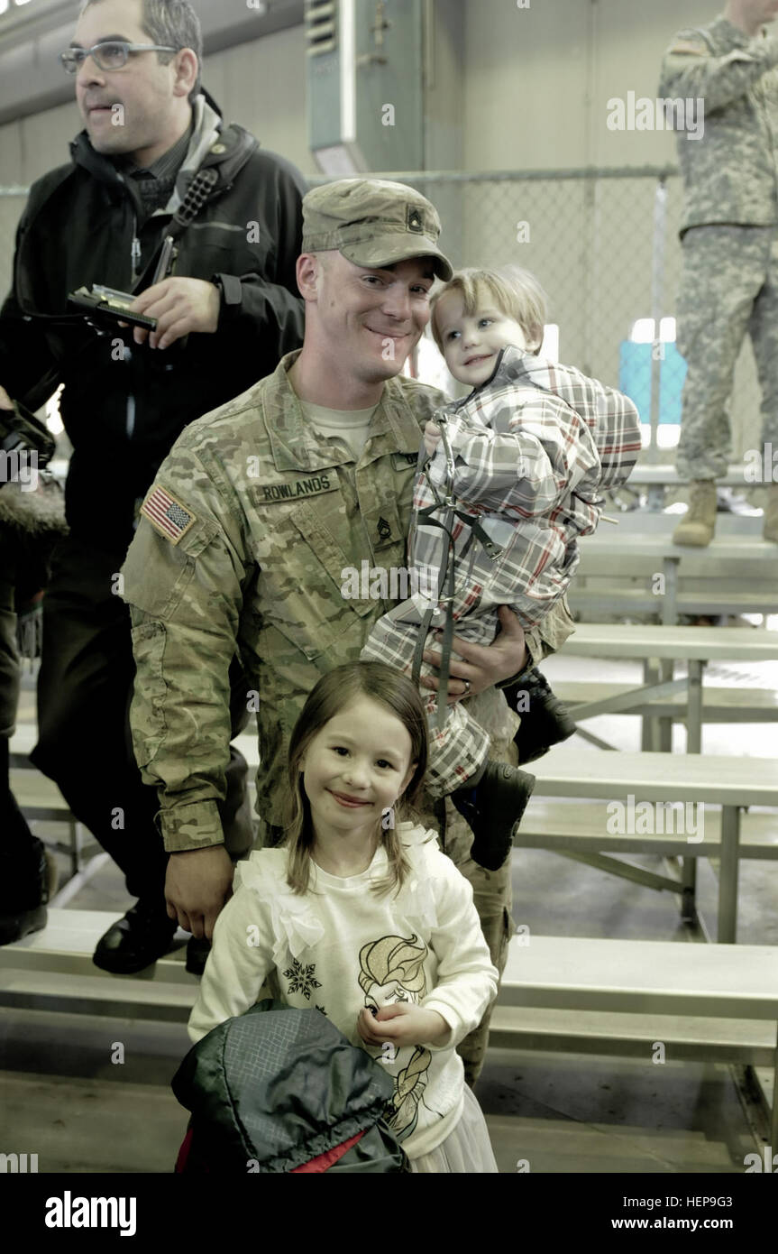 US-Soldaten aus der 3. Staffel, 2. Kavallerie-Regiment "Wolfpack" beteiligte im Hause Willkommenszeremonie in Rose Barracks, Deutschland, 1. April 2015. Soldaten aus dem Geschwader erhielten auch ihre silbernen Sporen. Anwesend war Kommandeur 7. Armee JMTC, deutsche Major General Andre Bodemann, Kommandeur Panzer-Brigade 12 und Dr. Philipp Stiel, Major General Christopher G. Cavoli, bayerische Staatskanzlei. Dieses Ereignis markierte das Ende der Dragoner Ritt, ein 1.800 km Straße marschieren aber Lettland, Litauen, Polen und der Tschechischen Republik in Rose Kaserne, Deutschland. Atlantic zu beheben ist ein Vorgang zum Verbündeten der Vereinigten Staaten zu beruhigen Stockfoto