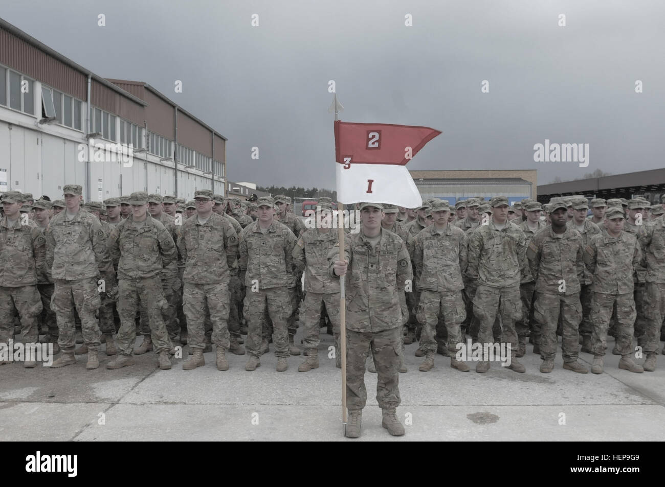 US-Soldaten aus der 3. Staffel, 2. Kavallerie-Regiment "Wolfpack" beteiligte im Hause Willkommenszeremonie in Rose Barracks, Deutschland, 1. April 2015. Soldaten aus dem Geschwader erhielten auch ihre silbernen Sporen. Anwesend war Kommandeur 7. Armee JMTC, deutsche Major General Andre Bodemann, Kommandeur Panzer-Brigade 12 und Dr. Philipp Stiel, Major General Christopher G. Cavoli, bayerische Staatskanzlei.  Dieses Ereignis markierte das Ende der Dragoner Ritt, ein 1.800 km Straße marschieren aber Lettland, Litauen, Polen und der Tschechischen Republik in Rose Kaserne, Deutschland.  Atlantic zu beheben ist eine Operation, US Allie zu beruhigen Stockfoto