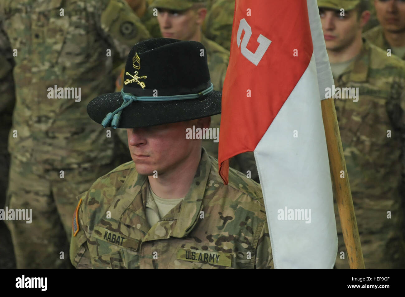 US-Soldaten aus der 3. Staffel, 2. Kavallerie-Regiment "Wolfpack" beteiligte im Hause Willkommenszeremonie in Rose Barracks, Deutschland, 1. April 2015. Soldaten aus dem Geschwader erhielten auch ihre silbernen Sporen. Anwesend war Kommandeur 7. Armee JMTC, deutsche Major General Andre Bodemann, Kommandeur Panzer-Brigade 12 und Dr. Philipp Stiel, Major General Christopher G. Cavoli, bayerische Staatskanzlei.  Dieses Ereignis markierte das Ende der Dragoner Ritt, ein 1.800 km Straße marschieren aber Lettland, Litauen, Polen und der Tschechischen Republik in Rose Kaserne, Deutschland.  Atlantic zu beheben ist eine Operation, US Allie zu beruhigen Stockfoto