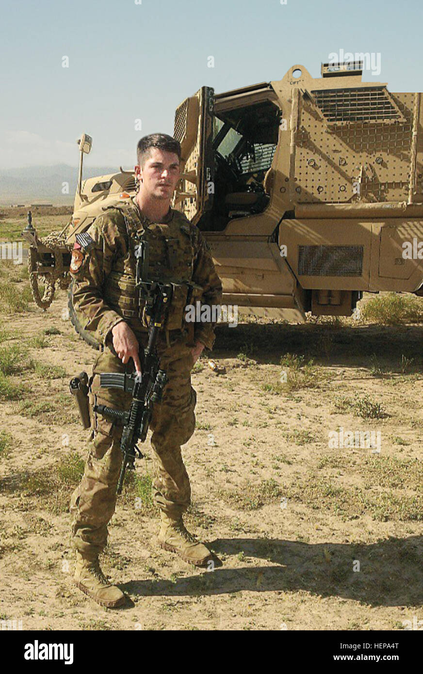 New York Air National Guard Staff Sgt Todd "TJ" Lobraico, Mitglied der 105. Airlift Wing getötet im Einsatz in Afghanistan im September 2013 wird mit der posthume Verleihung des Bronze Star Medal mit Tapferkeit während einer Zeremonie am Stewart Air National Guard Base am Samstag, den 11. April erkannt. 105. Flieger getötet in Afghanistan am Samstag 150409-A-ZZ999-105 mit posthumen Heldentum Medaille geehrt werden Stockfoto