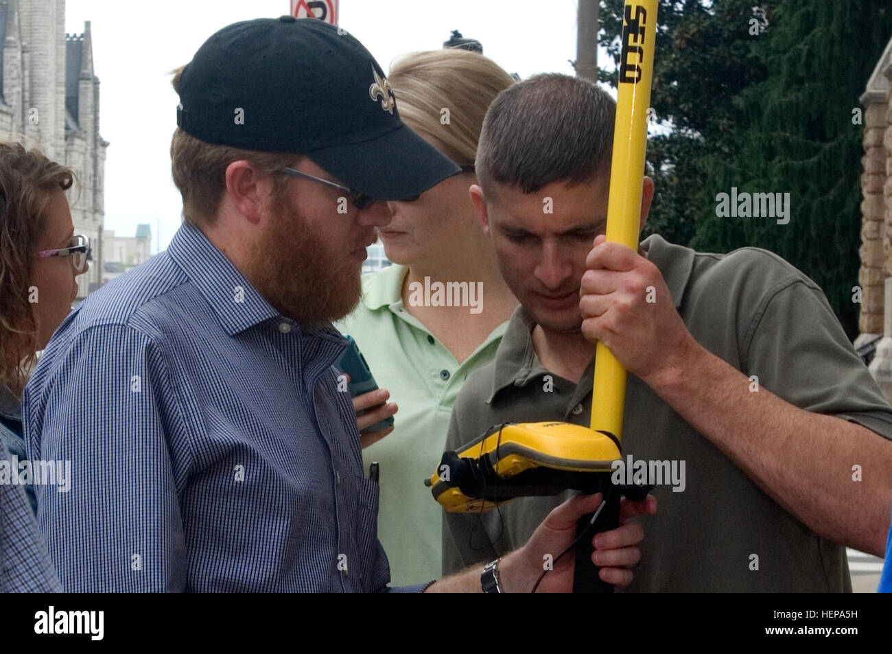 Verwenden Sie John Price (links), regulatorische Spezialist mit der US-Armee-Korps der Ingenieure Nashville östlichen regulatorischen Feld Bezirksamt, und David Dame, Spezialist im Bereich Nashville Bezirk Navigation Navigation ein Handheld-GPS-Gerät um Daten auf den Straßen von Nashville, Tennessee, 9. April 2015 sammeln.  Der US-Armee-Korps der Ingenieure Nashville Bezirk arbeitet um raumbezogene Informationssysteme zu verwenden, um ihre Prozesse zu verbessern.  (USACE Foto von Leon Roberts) Nashville Bezirk Grundstücke zur Verbesserung der Prozesse mit Geodaten 150409-A-EO110-004 Stockfoto