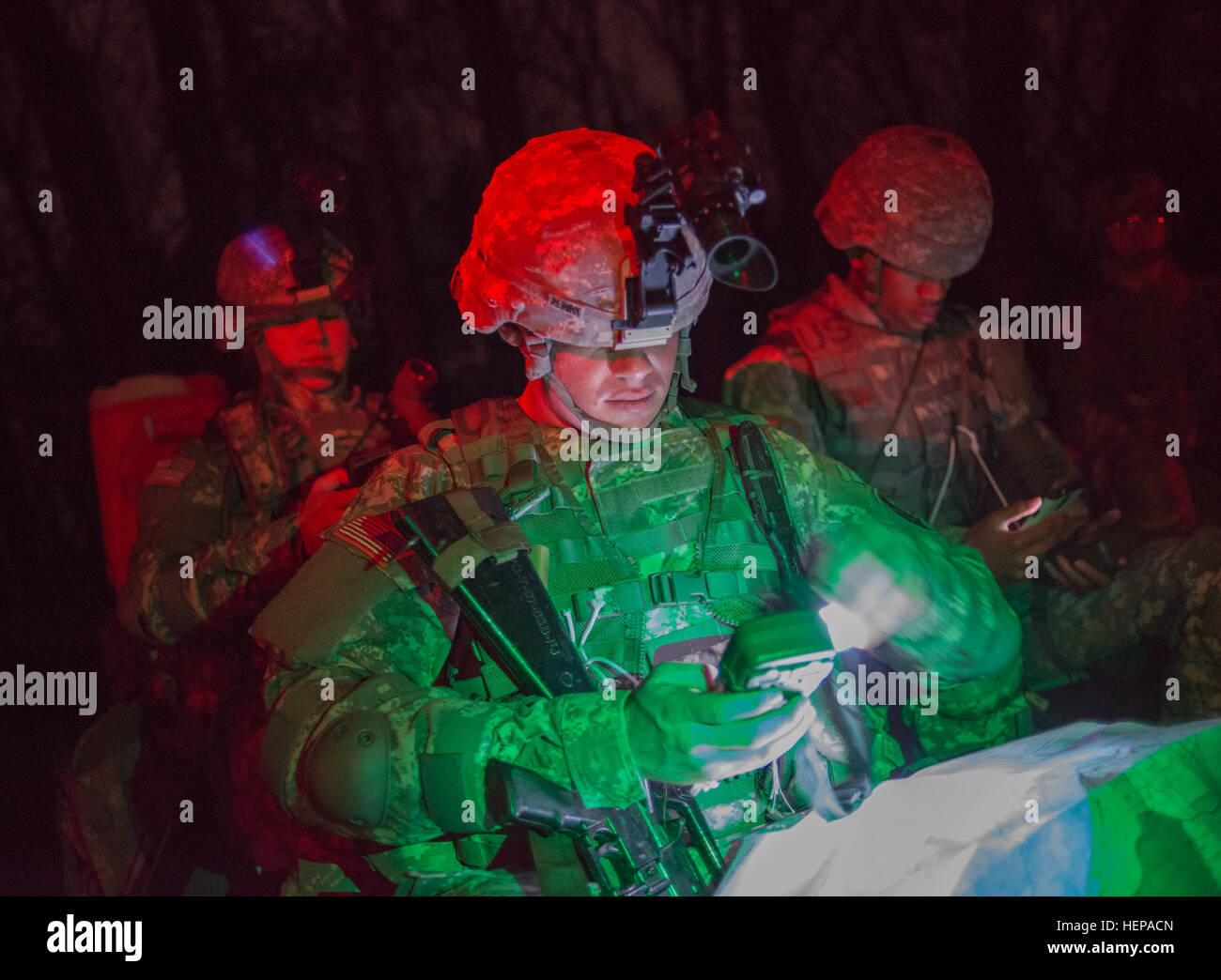 SPC. Randall Reinink, ein Fallschirm Rigger repräsentieren die 143. Sustainment Command (Expeditionary), stellt sicher, dass seine Ausrüstung vor dem Start der Nacht-Land-Navigation-Ereignis während des 377. Theater Sustainment Command besten Krieger Wettbewerbs am Fort Devens, Massachusetts, 14. April funktionsfähig ist. Reinink, eine Armee Reservist und gebürtige Fuquay Varina, NC, zählt 10 Soldaten aus über die 377. TSC wetteifern um den Befehl am besten Krieger Titel und die Möglichkeit, den Befehl an die US Army Reserve Command-Wettbewerb in Fort Bragg, N.C., 4. bis 8. Mai 2015 darstellen. 377. TSC besten Krieger Stockfoto