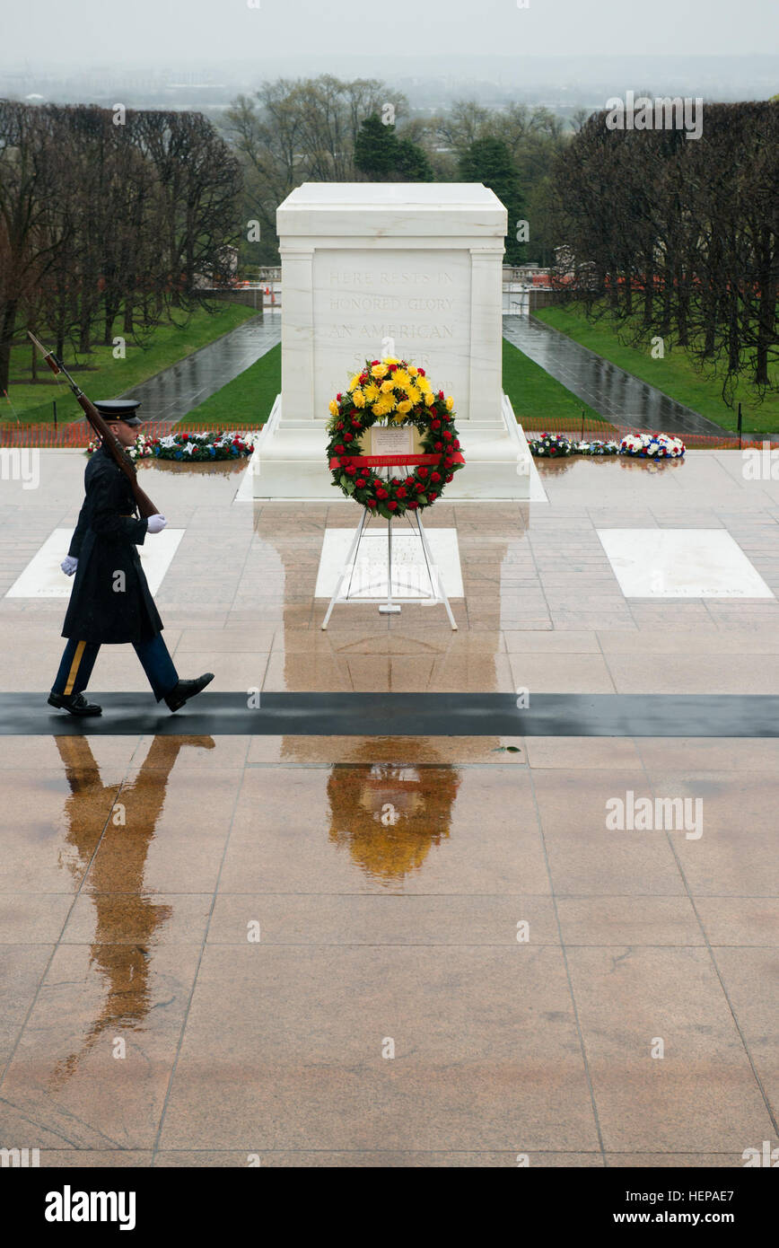 Ein Grab-Sentinel geht vorbei an den Kranz gelegt durch den Herzog von Arenberg am Grab des unbekannten Soldaten auf dem Nationalfriedhof Arlington, 14. April 2015, in Arlington, VA. Die Note der Kranz lautet, "zur Erinnerung an die amerikanischen Truppen, unter anderem Colonel Albert Metts, der meine Mutter befreit, Prinzessin Sophie und ihre Familie, die königliche Familie von Bayern aus den Vernichtungslagern Oranienburg-Flossenbürg-Dachau im Mai 1945. Herzog Leopold von Arenberg." (Foto von Rachel Larue Arlington Staatsangehörig-Kirchhof) Grab-Wächter vorbeigehen Kranz in Arlington National Cemetery 150414-A-ZZ999-008 Stockfoto