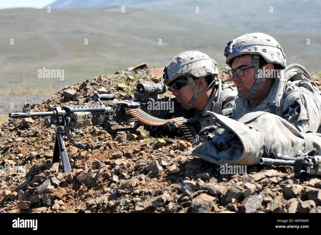 SPC. Zachary sucht Mai, ein Assistent Kanonier mit A Company, 2. Bataillon, 3. Infanterie-Regiment, 3-2 Stryker Brigade Combat Team, Ziele für Pfc. Seth McKinley, ein Kanonier mit A Company, während eine kombinierte Waffen Leben Feuer Übung 16 April in Yakima Training Center, Washington Diese Übung ist in Vorbereitung auf eine bevorstehende Übung im National Training Center in Fort Irwin, Kalifornien (US Armee-Foto von Sgt. James J. Bunn) 3-2 SBCT heizt Yakima während der live-Feuer Übung 150416-A-BS297-509 Stockfoto