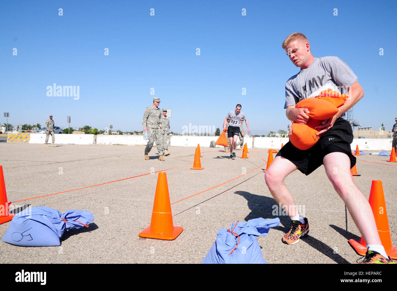 Sgt. Spencer Burton, ein motor Transport Operator mit 146 Transportation Company, 364th Expeditionary Sustainment Command, trägt einen 40-Pfund-Sandsack im Rahmen der Endurance Event während der beste Krieger-Wettbewerb veranstaltet von der 79. Sustainment Support Command auf der gemeinsamen Kräfte Training Base in Los Alamitos, Kalifornien, 17. April 2015. Die besten Krieger-Wettbewerb sucht die besten Kandidaten, der ein Soldat der US-Armee definiert durch Tests Soldaten körperlich und geistig. Der Wettbewerb besteht aus ein Soldat und ein Unteroffizier aus vier separate Einstern Befehle, whi Stockfoto