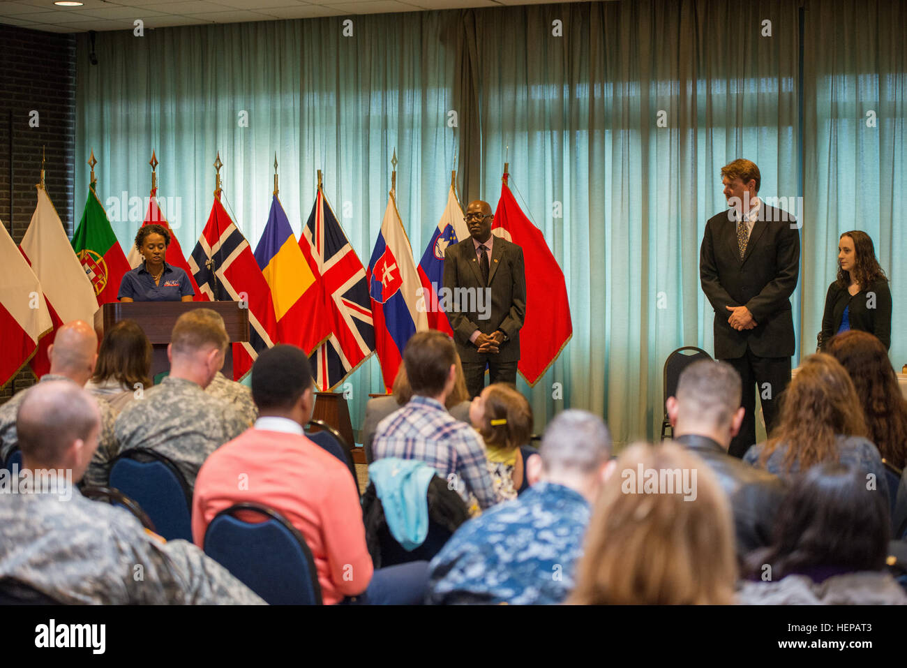 US Army Master Sgt. Rhonda Lawson, Stationsleiter, American Forces Network Benelux, befasst sich mit das Publikum als Master of Ceremony 100 plus Service-Mitglieder, Rentner, Zivilisten, Familienmitglieder und Jugendliche ehrenamtlich 17.996 für die Gemeinschaft Arbeitsstunden zu danken und fünf von ihnen für ihre besonderen Verdienste im Supreme Headquarters Allied Powers in Europa, Belgien, 17. April 2015 anerkannt. (US Army Foto von visuellen Informationen Spezialist Pierre-Etienne Courtejoie/freigegeben) Freiwillige Anerkennung Zeremonie - USAG Benelux 150417-A-BD610-013 Stockfoto