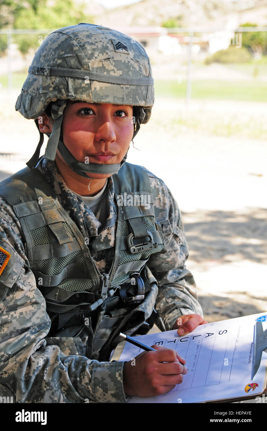 Sgt. Yessenia Silva, ein Wasser-Reinigung-Spezialist mit 961st Quartermaster Company, 4. Expeditionary Sustainment Command, schreibt einen Gruß-Bericht für einen Mystery-Event während der beste Krieger-Wettbewerb veranstaltet von der 79. Sustainment Support Command in Camp Pendleton, Kalifornien, 18. April 2015. Die besten Krieger-Wettbewerb sucht die besten Kandidaten, der ein Soldat der US-Armee definiert durch Tests Soldaten körperlich und geistig. Der Wettbewerb besteht aus ein Soldat und ein Unteroffizier aus vier separate Einstern-Befehle, die unter dem Befehl und Cont fallen Stockfoto