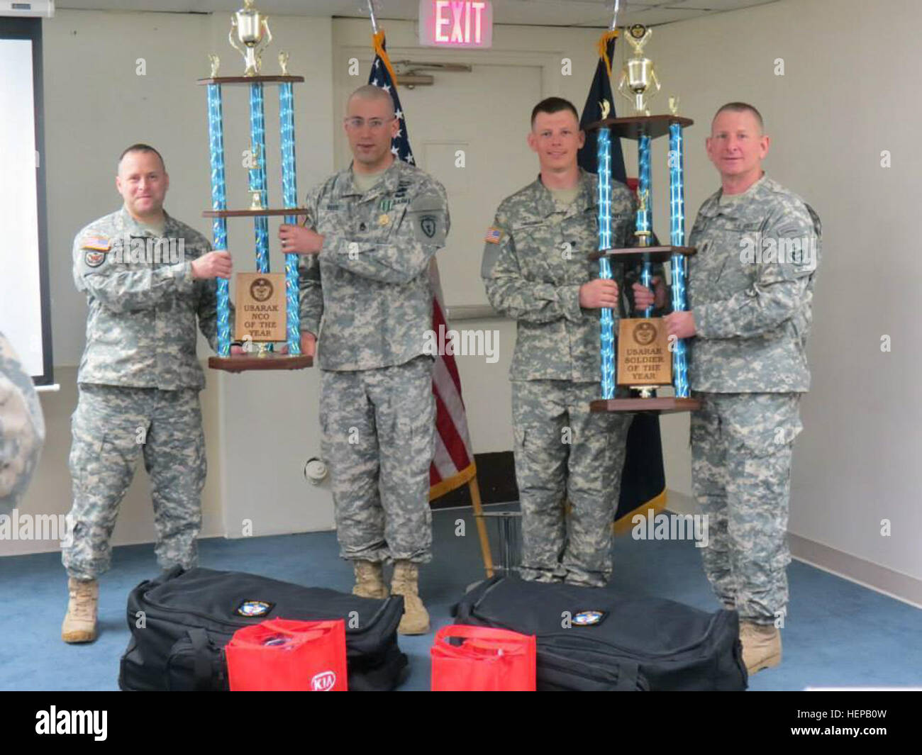 US-Armee, Alaskas 2013 Unteroffizier und Soldier of the Year Awards Staff Sgt. De Gosh E. Reed (Mitte links) mit der 1-40-Kavallerie-Regiment, 4th Infantry Brigade Combat Team (Airborne), 25. Infanterie-Division und Spc. Adam T. Christensen (Mitte rechts) mit 472nd Military Police Company, 793rd Military Police Battalion, 2. Ingenieur-Brigade, USARAK, stellen mit ihren Trophäen für ein Glückwunsch Foto mit USARAKs Chef des Stabes , Oberst James E. Anderson (links) und USARAKs Command Sergeant Major, Bernard L. Knight (rechts), 17. Mai 2013 am USARAK der Sitz an gemeinsame Basis Stockfoto