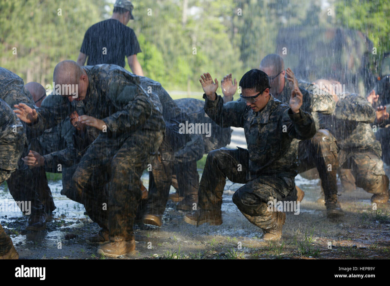 US-Armeesoldaten während der Ranger-Kurs in Fort Benning, Georgia, 21. April 2015.  Soldaten gehen Ranger-Schule, zusätzliche Führung und kleine Einheit technischen und taktischen Fähigkeiten in einem körperlich und geistig anspruchsvollen, Bekämpfung der simulierten Umgebung zu lernen. (Foto: US-Armee Sgt. Paul Verkauf/freigegeben Pending Review) Ranger-Kurs (17255191912) Stockfoto