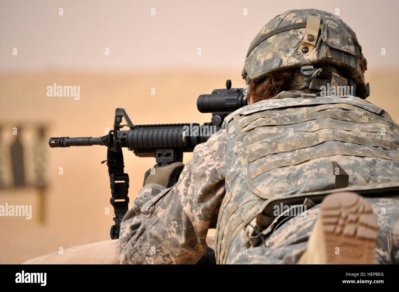 Sgt. Marci Seszko, A Firma zugeordnete konzentriert sich 201. Field Artillery Battalion auf grundlegende Treffsicherheit Taktik während der Qualifikation-Strecke auf der Udairi-Range in der Nähe von Camp Buehring, Kuwait statt. Seszko, Militärpolizei, sagte, sie genossen das Angebot und war glücklich, haben die Möglichkeit, mit ihrer Optik. Kuwait ist kein Platz für Selbstzufriedenheit 399236 Stockfoto