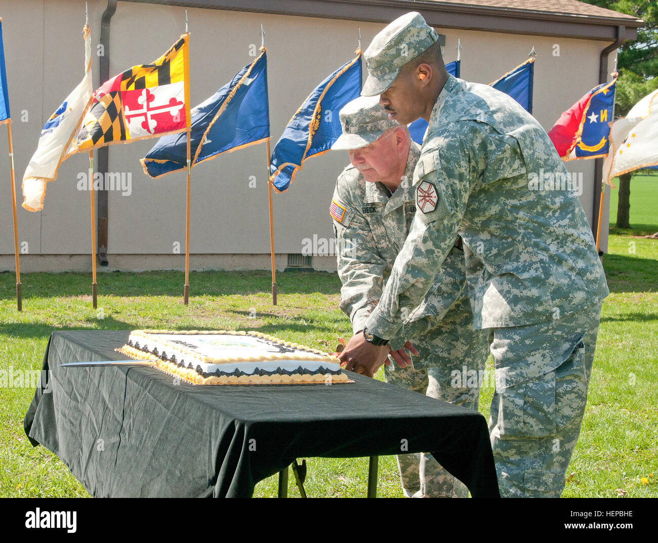 Soldaten der US Army Support Activity-Dix und des 99th Regional Support Command feiern das 107. Jubiläum der Army Reserve mit einer zeremoniellen Tortenschneideveranstaltung in der Joint Base McGuire-Dix-Lakehurst, New Jersey. Stockfoto