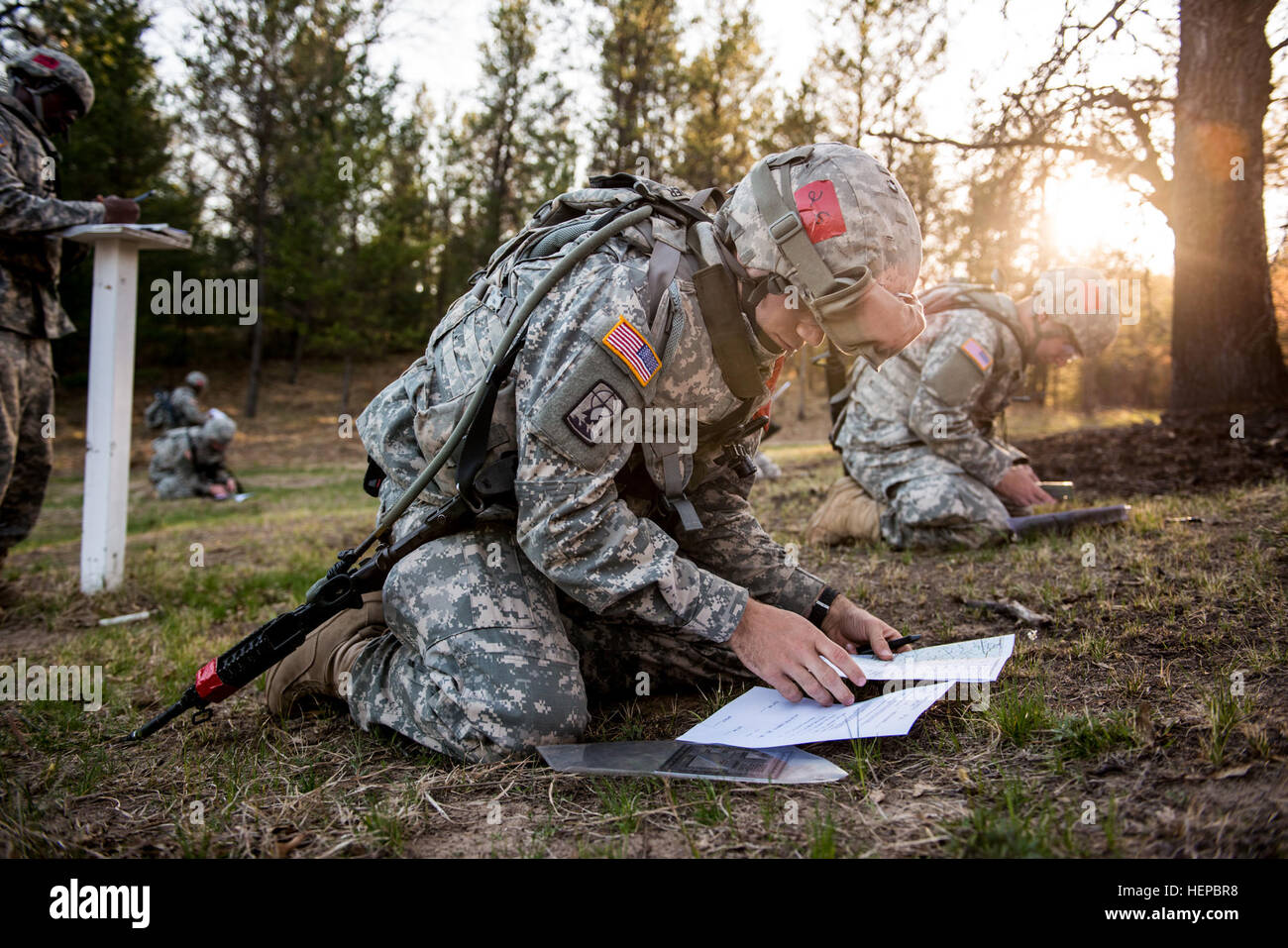 CPL Robert Waggoner, Konkurrent von Manassas, Virginia, mit dem 299. Ingenieur-Unternehmen, zeichnet seine zugewiesene Rasterkoordinaten auf einer Karte für ein Land Navigation Kurs beim Fort McCoy, Wisconsin, USA, April 27 als Teil der 2015 kombiniert Theater Ingenieur Befehle (TEC) besten Krieger-Wettbewerb, das dauerte von April 25 bis 29. Die Konkurrenz war organisiert und veranstaltet von der TECs 412. und 416th. Gewinner werden vorankommen auf der US-Armee-Reserve-Befehl Ebene konkurrieren. (Foto: US-Armee Sgt. 1. Klasse Michel Sauret) 2015 kombiniert TEC besten Krieger Wettbewerb 150427-A-TI382-112 Stockfoto