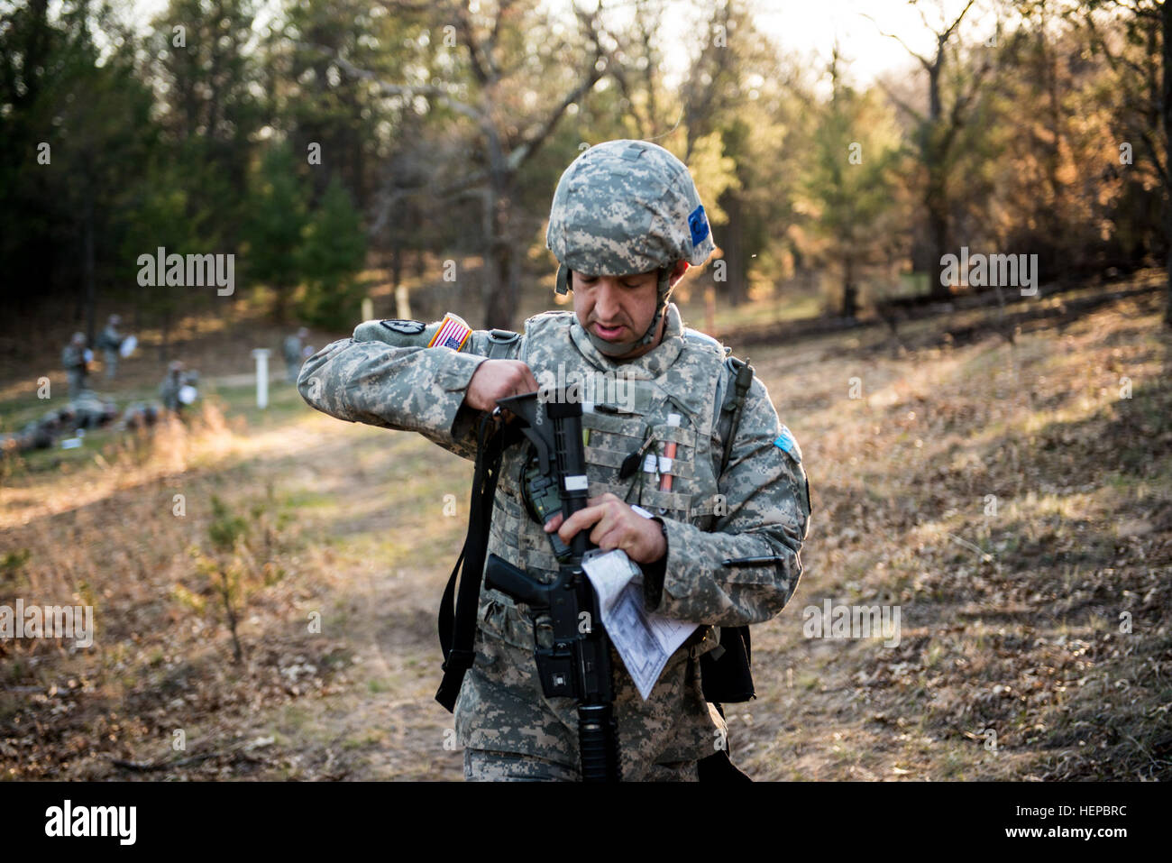 SPC. James Ward, Wettbewerber aus Lakewood, Washington, mit 494 Brigade Support Battalion, clips seiner M4 Karabiner an seiner Weste als er leitet in einen Land-Navigation-Kurs durch die hügeligen Wälder des Fort McCoy, Wisconsin, USA, April 27 als Teil der 2015 kombiniert Theater Ingenieur Befehle (TEC) besten Krieger Wettbewerb, das dauerte von April 25 bis 29. Die Konkurrenz war organisiert und veranstaltet von der TECs 412. und 416th. Gewinner werden vorankommen auf der US-Armee-Reserve-Befehl Ebene konkurrieren. (Foto: US-Armee Sgt. 1. Klasse Michel Sauret) 2015 kombiniert TEC besten Krieger Wettbewerb 150427-A-TI382-19 Stockfoto