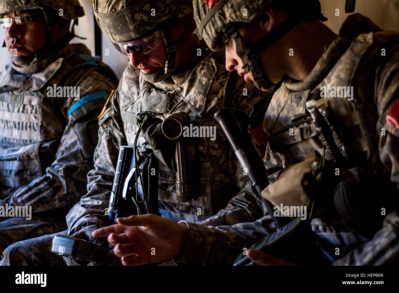 SPC. Matthew Dushame, Wettbewerber aus Methuen, Massachusetts, mit dem 94. Military Police Company, zeigt Pfc. Derek Johnson, von Pleasant Garden, N.C., mit der 207. digitale Liaison Distanz, wie mithilfe von Defense Advanced GPS-Empfänger vor dem Start Navigation natürlich ein Land durch die hügeligen Wälder des Fort McCoy, Wisconsin, USA, April 27 als Teil der 2015 kombiniert Theater Ingenieur Befehle (TEC) besten Krieger Wettbewerb , die dauerte von April 25 bis 29. Die Konkurrenz war organisiert und veranstaltet von der TECs 412. und 416th. Gewinner werden vorankommen auf der US-Armee-Reserve-Befehl Ebene konkurrieren. Stockfoto