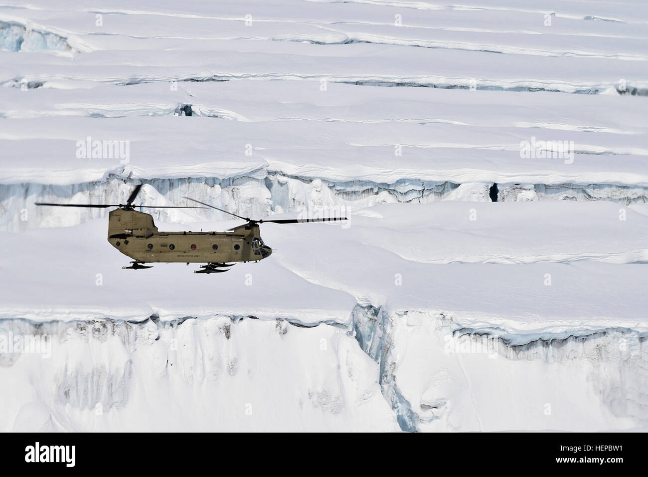 Ein Hubschrauber CH-47F von D Company, 1. Bataillon, 52d Aviation Regiment, fliegt auf die Gletscherspalten Kahiltna Gletscher 27. April 2015, auf dem Weg zum 7.000 Fuß hohen Basislager für Kletterer versuchen bis zum Gipfel des Mount McKinley. Soldaten und Chinooks aus D/1-52d "Zucker-Bären" machten kurzen Prozess liefern mehrere tausend Pfund Ausrüstung lagern bei 7.000 und 14.000 Fuß für die Klettersaison 2015 basieren, sparen Zeit und Geld für die National Park Service und Betrieb in Höhenlagen und unschätzbare Erfahrungen im Gelände nicht verfügbar für Trainingsmissionen außerhalb Alaskas. (Armee Stockfoto