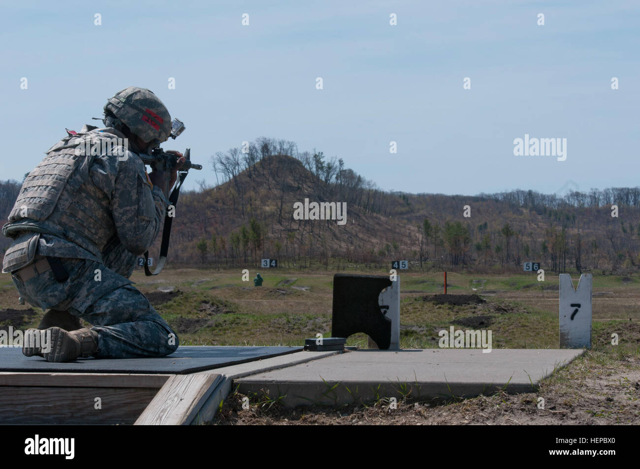 Besten Krieger Spc. Kyle Mallory-Johnson, 412. Theater Engineer Befehl Soldat aus New Cumberland, Pennsylvania, feuert auf mehrere Ziele während der Treffsicherheit Teil 2015 kombiniert TECs besten Krieger Wettbewerb. Die Soldaten hatten mit einer M4 Carbine und eine M9 Pistole zu qualifizieren. Die 36 US Armee-Reserve-Soldaten aus der TECs 412. und 416th trafen sich am Fort McCoy, Wisconsin, USA, April 25 bis 29 ihrer Befehle im Wettbewerb vertreten. Ein Unteroffizier und ein junior Soldat von jedem Befehl wird auf die nächste Stufe der US Army Reserve Command-Wettbewerb am 3. Mai konkurrieren. (U.S. A Stockfoto