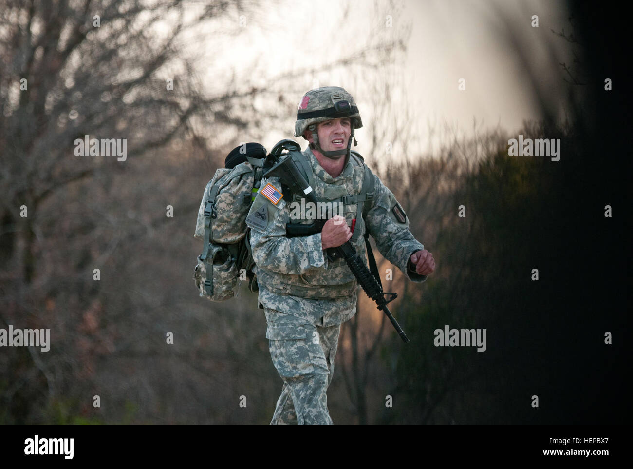 US Army Reserve SGT Albert Barnes, ein Meriden, Connecticut, native, repräsentieren die 412. Theater Ingenieur Command, Kämpfe über eine unbefestigte Straße mitten im Wald während der vier-Meile Ruck März im Rahmen der 2015 kombiniert TEC besten Krieger Wettbewerb am Fort McCoy, Wisconsin, USA 412. und 416th TECs halten ihre jährlichen Wettbewerb April 25 bis 29 zu identifizieren, die in der US Army Reserve beste Krieger Wettbewerb 3.Mai voranbringen wird. (Foto: U.S. Army Staff Sgt Debralee beste) 2015 kombiniert TEC besten Krieger Wettbewerb 150428-A-FW423-253 Stockfoto