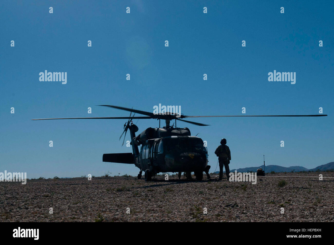 SPC. Christopher Hudson, Troy, Illinois native und UH-60 Black Hawk Mechaniker mit der 1. Kavallerie-Brigade der Luft, ist 1. Kavallerie-Division bereit, die Passagiere in Flugzeugen, 28. April in Fort Irwin, Kalifornien zu leiten Die 1. ACB ist im National Training Center Luft die 3rd Armored Brigade Combat Team der im Laufe des Monats lange training Übung unterstützen. (US Armee-Foto von Sgt. Brandon Banzhaf, 3rd Armored Brigade Combat Team, 1. Kavallerie-Division) 3. ABCT NTC Drehung 150428-A-FJ427-402 Stockfoto