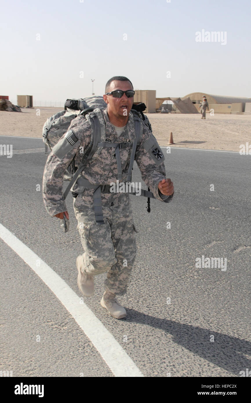 SPC. Derek Alcorn, März Hauptsitz und zentrale Batterie, 11. Luft-Verteidigung-Artillerie-Brigade, Fort Bliss, Texas, rennt die Ziellinie der 10-Kilometer-Straße in Camp Buehring, Kuwait, April 30. (Foto von Staff Sgt Candice Harrison, 11. Luft-Verteidigung-Artillerie-Brigade) Ziellinie 150430-A-WW110-011 Stockfoto