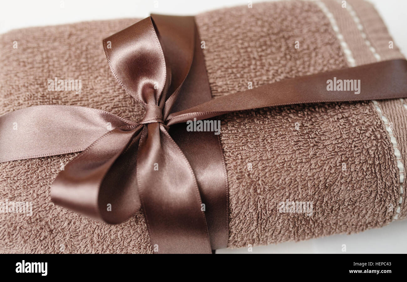Braun Handtuch mit einer Schleife gebunden Stockfoto