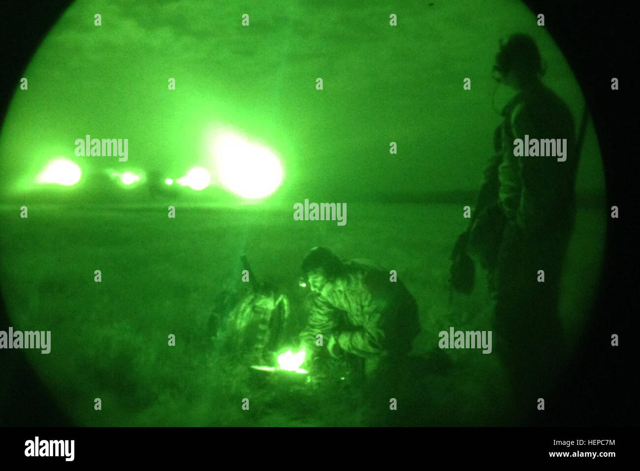 Von links: Luftwaffe Hauptmann  Luke Berreckman, ein Luft-Mobilität-Verbindungsoffizier zugewiesen, der 621st Contingency Operations Support Group, McGuire Air Force Base, NJ, und an 3. Infanterie-Division und Armee Sgt. Tyler Negri, Infanterist mit 30. Infanterie-Regiment, 4th Infantry Brigade Combat Team, 1. Bataillon, 3. Infanterie-Division, mit einer c-130 Hercules-Flugzeuge kommunizieren, wie es landet auf dem Fort Stewart , Ga., Remagen drop Zone während einer gemeinsamen in der Luft und Luft Transportfähigkeit Fortbildungsveranstaltung, 2. Mai 2015. (US-Armee Foto von Sgt. Bob Yarbrough, 4. IBCT, 3. ID, Öffentlichkeitsarbeit) Stockfoto