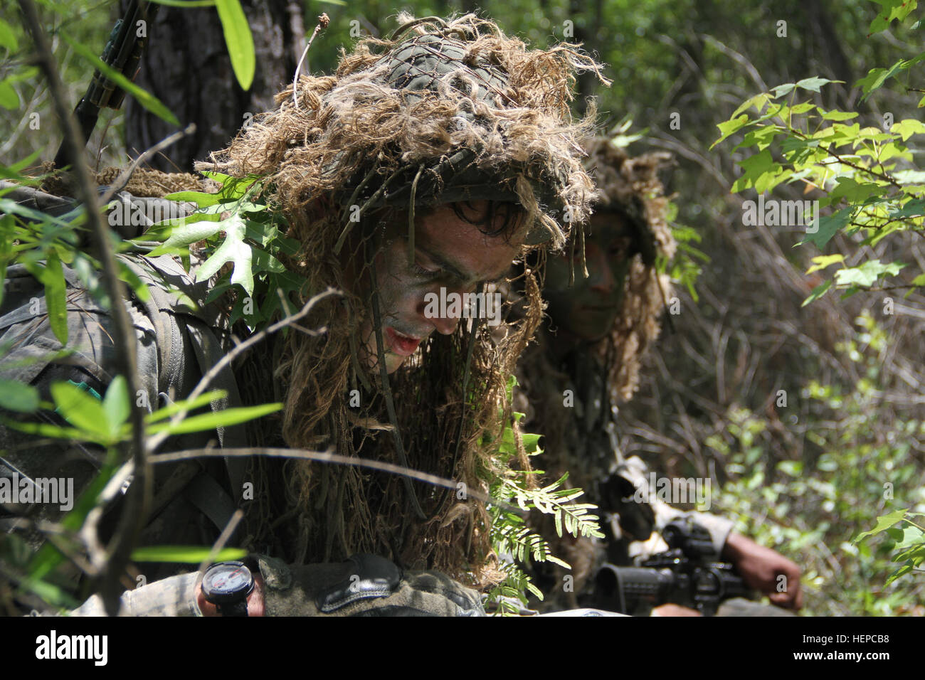 Ersten Lt. Nathan Schwartzbauer, die Aufklärung Zugführer des Headquarters und Headquarters Company, 3. Bataillon, 15. Infanterie-Regiment, 4th Infantry Brigade Combat Team, 3. Infanterie-Division, stoppt, um seine Karte während der Aufklärung Ereignis auf ihrer Route in den Cup 2015 Gainey in Fort Benning, Georgia, 5. Mai 2015 zu überprüfen. (US Armee-Foto von Sgt. Joshua Laidacker, 4. IBCT, 3. ID, Public Affairs) "Can Do" Infanteristen konkurrieren für beste Scout Kader 150505-A-ZG315-005 Stockfoto