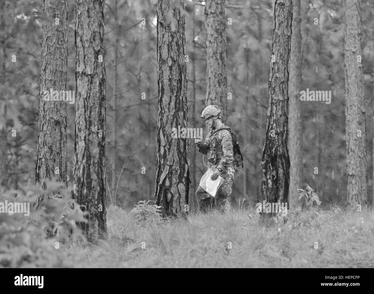 Staff Sgt Jordan Stubblefield, repräsentieren die 80. Training Command, folgt seine Himmelsrichtung während der Nacht Land Navigation Veranstaltung beim 2015 US Army Reserve beste Krieger-Wettbewerb in Fort Bragg, N.C., Mai 6. Wettkampf in diesem Jahr am besten Krieger bestimmt die obere Unteroffizier und Junior eingetragen Soldat, der die Armee-Reserve in der Abteilung für die besten Krieger Armee Wettbewerb noch in diesem Jahr auf Fort-Schutze, Virginia (US Army Reserve Foto von Brian Godette/freigegeben) vertreten wird 2015 Army Reserve beste Krieger 150506-A-SQ484-008 Stockfoto