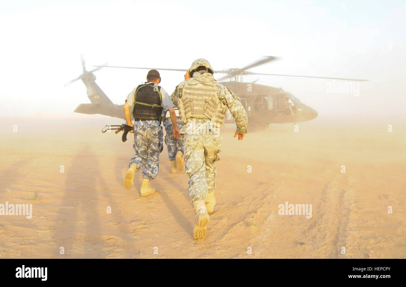Irakische Polizisten laufen in Richtung ein UH-60 Blackhawk während Betrieb kretischen in Salah Ad Din Provinz, 8. August 2008. Die Operation durchgeführt durch irakische Polizisten und Soldaten Bastogne, gezielte bekannten al-Qaida im Irak Schutzhäuser in Salah Ad Din Provinz, Irak. Spartaner Angriff bekannt AQI Schutzhäuser 107820 Stockfoto