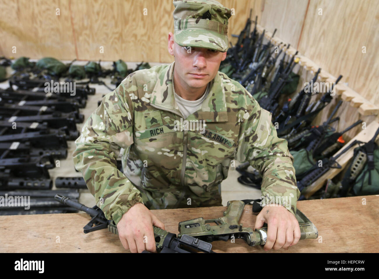 US Armee Sgt. Brandon Rich, ein 91 H "Fahrzeug-Mechaniker verfolgt" im Golf Company der 1st Armored Brigade Combat Team, 3. Infanterie-Division oder "Revolverhelden", macht die Arbeit der Bewachung der Waffen, während das Bataillon an Kopf in der Armee Truppenübungsplatz Hohenfels (Deutschland) für Manöver-Übungen im Rahmen des kombiniert zu beheben IV am 12. Mai 2015 vorbereitet. Kombinierte Lösung ist eine Reihe von halbjährlichen US Army Europe Übungen entwickelt, um Teilnehmer in einer multinationalen und integrierte Umgebung zusammenzuarbeiten und US Army rotatorischen Kräfte in Europa mehr Flexibilität, Agi trainieren trainieren Stockfoto